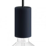 Close-up vooraanzicht van een minimalistische zwarte E27 porseleinen lampfitting met snoer, passend bij moderne interieurverlichting.