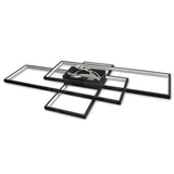 Moderne rechthoekige plafondlamp in zwart met geïntegreerde LED-verlichting, gezien vanuit een schuine onderhoek met focus op het geometrische frameontwerp en bedrading.