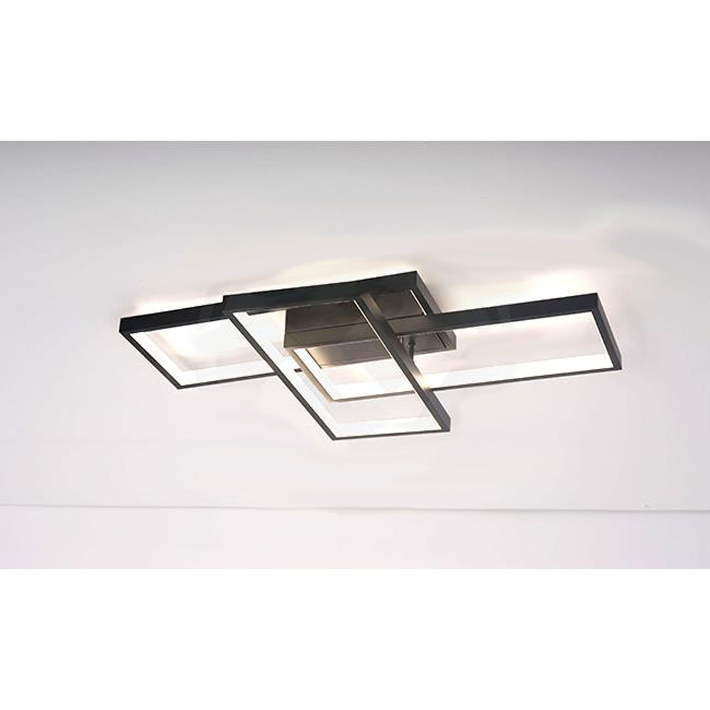 Moderne plafondlamp met rechthoekig design in zwart met geïntegreerde LED-verlichting, schuin van onderen gefotografeerd tegen een witte plafondachtergrond.