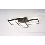 Moderne plafondlamp met rechthoekig design in zwart met geïntegreerde LED-verlichting, schuin van onderen gefotografeerd tegen een witte plafondachtergrond.