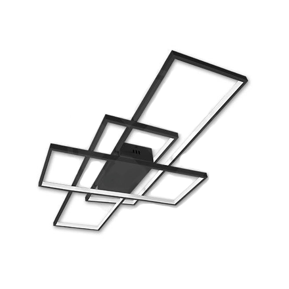 Moderne zwarte LED plafondlamp met rechthoekig geometrisch design, schuin vanonder gefotografeerd tegen een witte achtergrond.