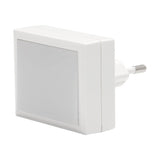 Witte LED nachtlamp met stekker, zijaanzicht onder een lichte hoek, geschikt voor stopcontactmontage.