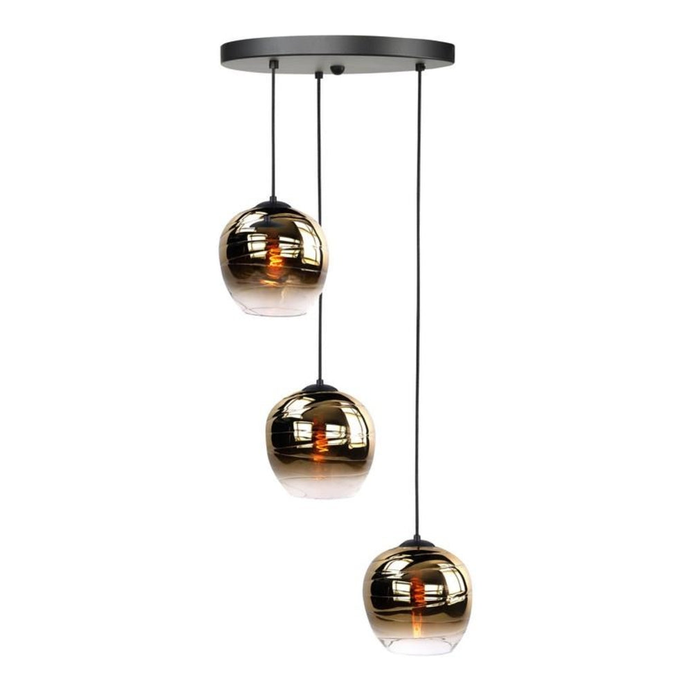 Moderne hanglamp met drie goudkleurige glazen bollen, hangend aan zwarte snoeren vanaf een ronde plafondplaat – frontaal aanzicht.