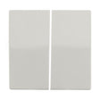 Vooraanzicht van een witte dubbele schakelwip voor een lichtschakelaar, met een strak en minimalistisch design, geschikt voor moderne interieurtoepassingen.