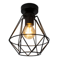 Zwarte industriële plafondlamp met opengewerkte geometrische kooi en zichtbare filamentlamp, schuin van voren en onderen gefotografeerd tegen witte achtergrond.