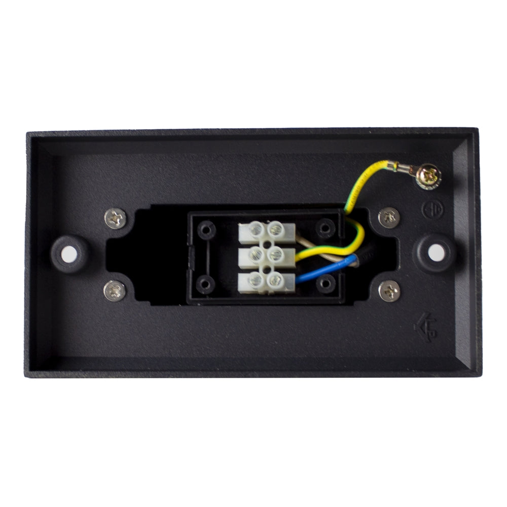 Achteraanzicht van een zwarte wandlamp aansluitdoos met zichtbaar intern aansluitblok en bekabeling voor elektrische verbinding.