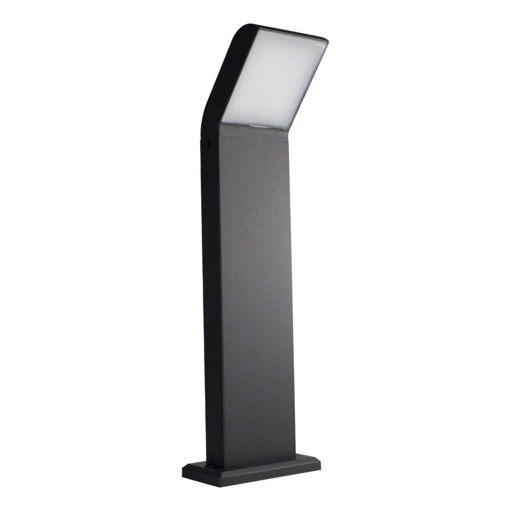 Moderne zwarte LED tuinlamp met vierkante voet en schuin afgewerkte kop, frontaal schuin van voren gefotografeerd tegen een witte achtergrond.
