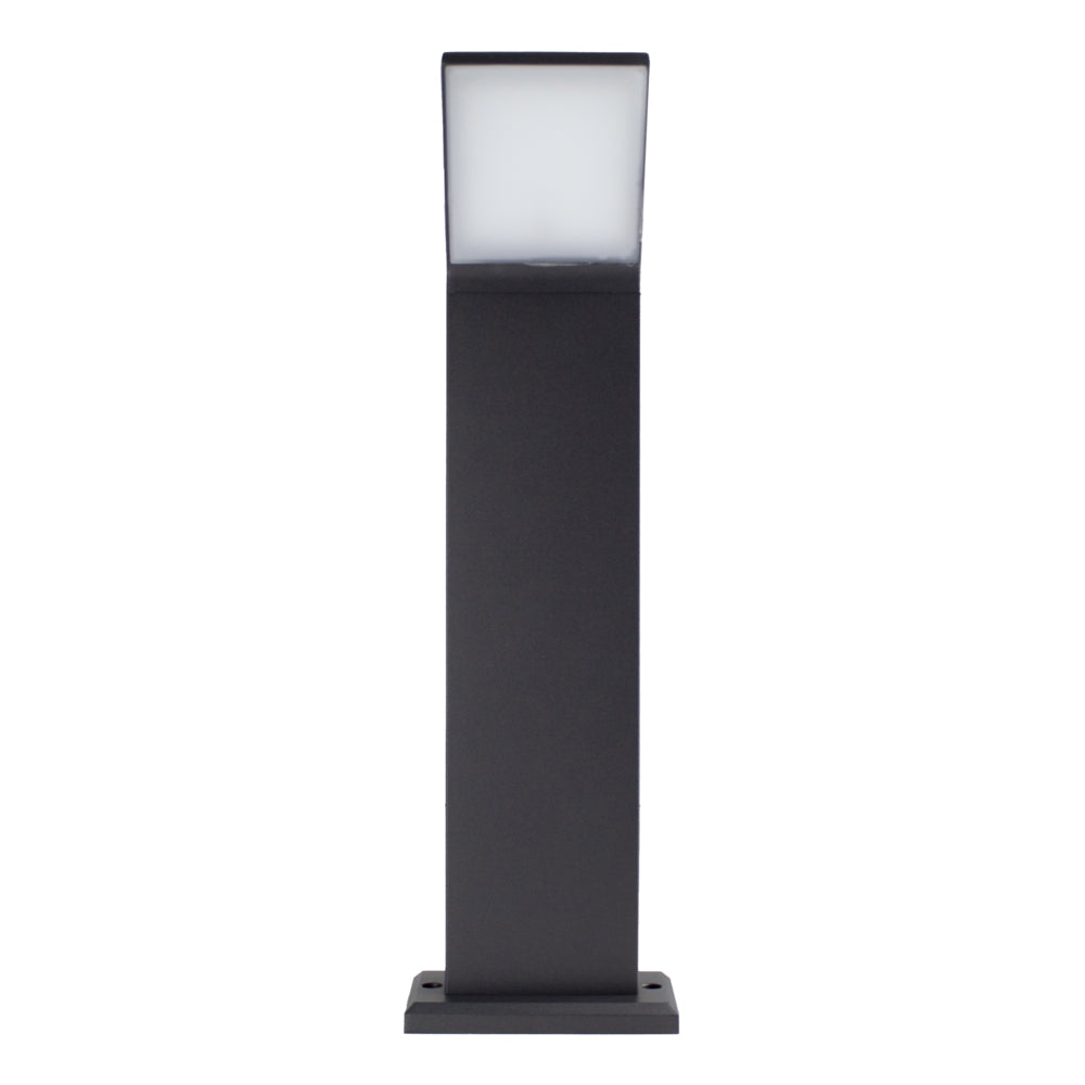 Moderne zwarte LED buitenlamp op sokkel, frontaal aanzicht, met vierkante diffuser voor gelijkmatige lichtverdeling, geschikt voor tuinpaden en opritten.