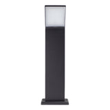 Moderne zwarte LED buitenlamp op sokkel, frontaal aanzicht, met vierkante diffuser voor gelijkmatige lichtverdeling, geschikt voor tuinpaden en opritten.