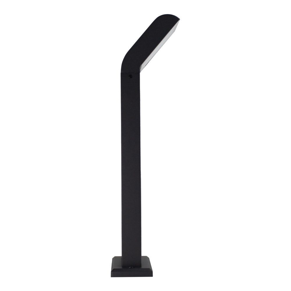 Zijaanzicht van een moderne zwarte staande buitenlamp met gebogen bovenkant, ontworpen voor tuin- of padverlichting.