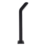 Zijaanzicht van een moderne zwarte staande buitenlamp met gebogen bovenkant, ontworpen voor tuin- of padverlichting.