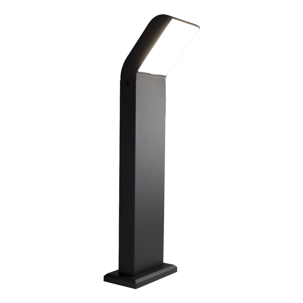Moderne zwarte LED buitenlamp staand model, schuin van voren gefotografeerd met zicht op de lichtgevende bovenzijde en robuuste rechthoekige voet.