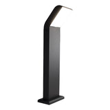 Moderne zwarte LED buitenlamp staand model, schuin van voren gefotografeerd met zicht op de lichtgevende bovenzijde en robuuste rechthoekige voet.