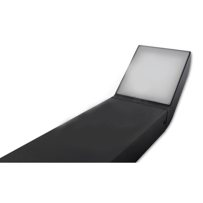 Zijaanzicht van een moderne zwarte ligstoel met een verstelbare rugleuning, geschikt voor gebruik in tuin of op terras.