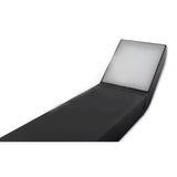 Zijaanzicht van een moderne zwarte ligstoel met een verstelbare rugleuning, geschikt voor gebruik in tuin of op terras.
