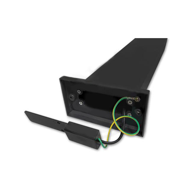 Zwarte aluminium paalvoet met interne bedrading, onderaanzicht van het product met zicht op aansluitpunten en grondplaat voor montage.
