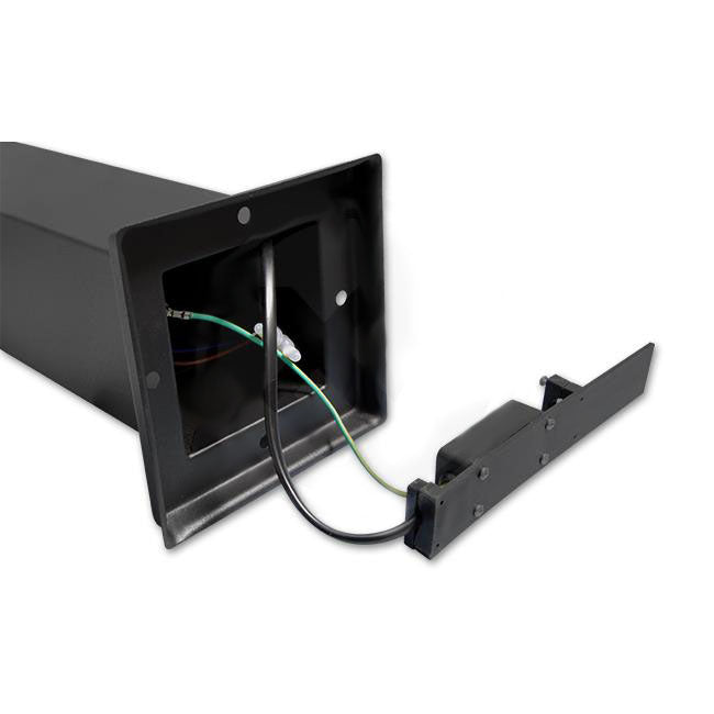 Zwarte metalen paal voor buitenverlichting met opengewerkt achteraanzicht, zichtbaar met interne bedrading en aansluitpunten voor elektrische installatie.