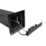 Zwarte metalen paal voor buitenverlichting met opengewerkt achteraanzicht, zichtbaar met interne bedrading en aansluitpunten voor elektrische installatie.