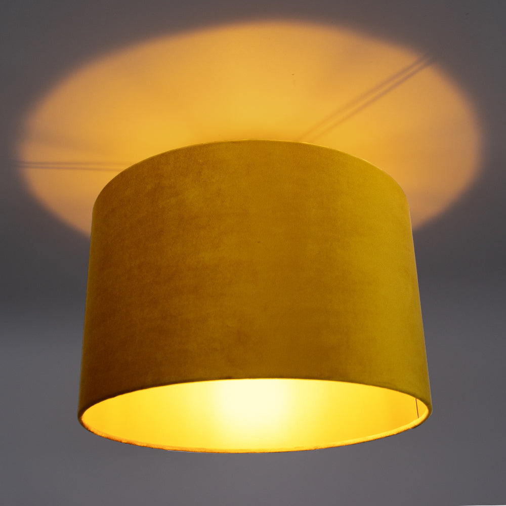 Stoffen lampenkap geel met gouden binnenkant - onderaanzicht lamp aan