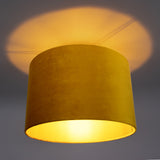 Stoffen lampenkap geel met gouden binnenkant - onderaanzicht lamp aan