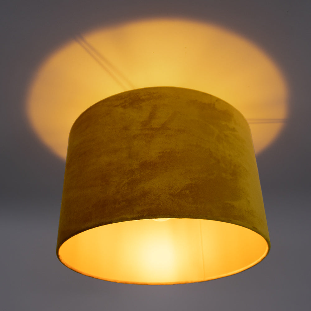 Stoffen lampenkap geel met gouden binnenkant - onderkant lamp aan