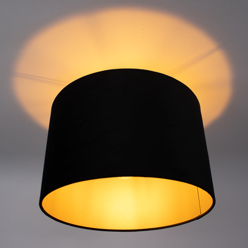 Stoffen lampenkap zwart met gouden binnenkant - onderaanzicht lamp aan