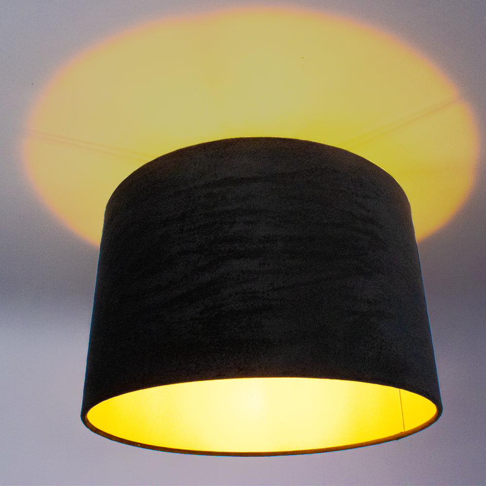 Stoffen lampenkap zwart met gouden binnenkant - lamp aan onderaanzicht