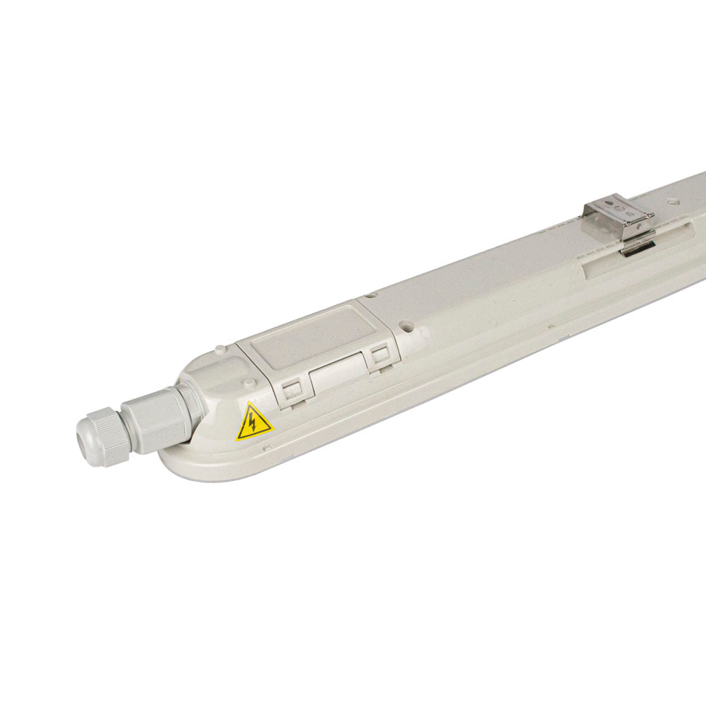Witte waterdichte LED-armatuurbehuizing, zijaanzicht met zichtbare kabelaansluiting en montageclip, ontworpen voor industriële of vochtige omgevingen.