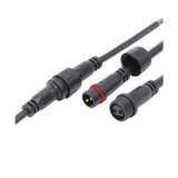 Waterdichte zwarte 2-pins DC stroomconnector met kabels, mannelijk en vrouwelijk, in gescheiden en aangesloten aanzicht, ideaal voor buitengebruik en LED-verlichting installaties.