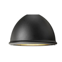 Zwarte industriële plafondlamp met ronde koepelvormige kap, van onderen gezien, met warmgele binnenkant voor sfeervolle verlichting.