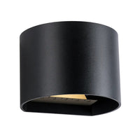Moderne zwarte wandlamp met gebogen, cilindervormig ontwerp, frontaal aanzicht. Minimalistische buitenlamp met geïntegreerde LED-verlichting en naar beneden gerichte lichtbundel.