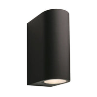 Zwarte moderne wandlamp met afgeronde bovenkant en neerwaarts gericht licht, schuin aanzicht tegen een witte achtergrond.
