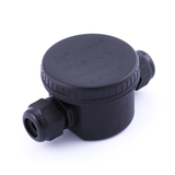 Zwarte IP66 waterdichte kabelverbinding doos met schroefdeksels en dubbele wartelingangen, schuin bovenaanzicht.