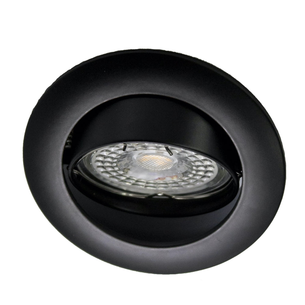 Ronde zwarte kantelbare inbouwspot met GU10 fitting, schuin van voren gefotografeerd.