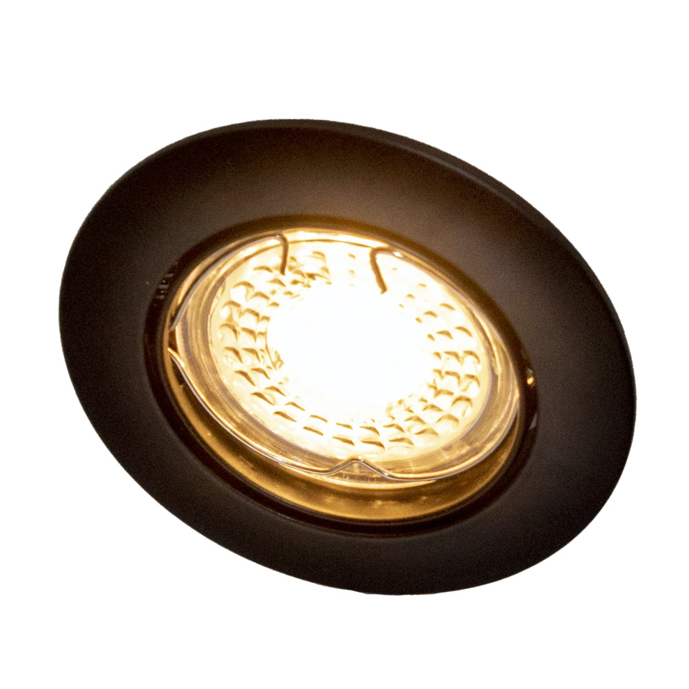 Zwarte ronde LED inbouwspot met warm wit licht, schuin van voren gefotografeerd tegen een witte achtergrond.