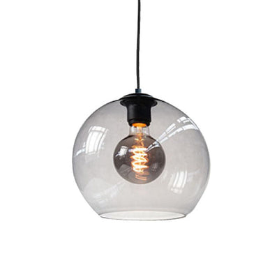 Glazen hanglamp met ronde bolvormige kap en zichtbare filament LED-lamp, vooraanzicht.