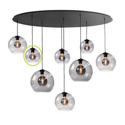 Moderne zwarte plafondlamp met acht hangende glazen bollen met zichtbare filamentlampen, vooraanzicht van een designlamp met rookglas en industriële uitstraling.