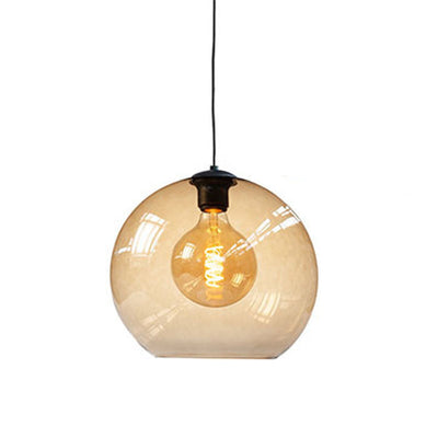 Hanglamp van glas met ronde, amberkleurige kap en zichtbare filamentlamp, frontaal aanzicht tegen een witte achtergrond.
