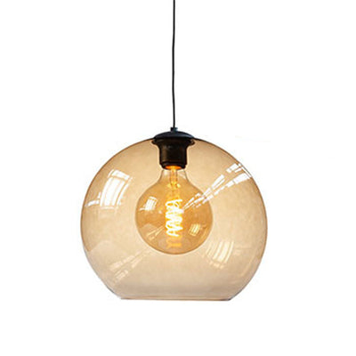 Hanglamp met ronde amberkleurige glazen kap en zichtbare LED-filament lamp, vooraanzicht.