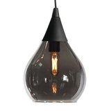 Hanglamp met druppelvormig design van gerookt glas en zwarte fitting, met een zichtbaar filament LED lamp – vooraanzicht.