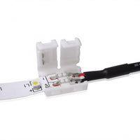 Close-up van een LED strip connector met open klikmechanisme, verbonden aan een 2-polige stroomkabel, bovenaanzicht.