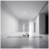 Wit minimalistisch interieur met plafond bewegingssensor in werking, zichtbaar detectiebereik van 7 meter, frontaal aanzicht van een lange gang met deuren aan weerszijden.