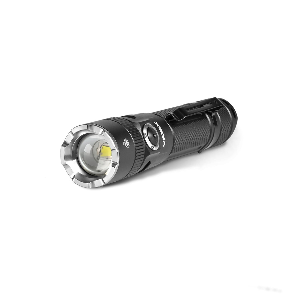 Zwarte tactische LED-zaklamp met metalen behuizing, knurling grip en afneembare clip, schuin vooraanzicht met zicht op de lens en aan/uit-knop.