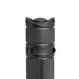 Detailaanzicht van de achterkant van een zwarte tactische zaklamp met antislip textuur en rubberen aan/uit-knop.