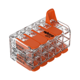 Transparante WAGO 221 lasklem met vijf oranje hendels, schuine boven- en zijaanzicht, gebruikt voor het verbinden van elektrische draden zonder gereedschap.